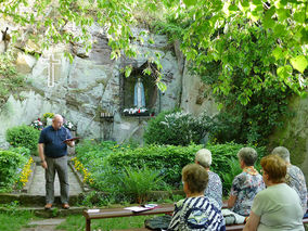 Maiandacht in der Naumburger Fatima Grotte (Foto: Karl-Franz Thiede)